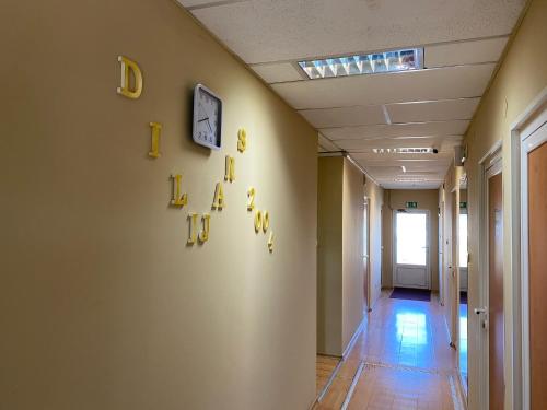 维丁Motel Dilijans的墙上挂有时钟的办公室走廊
