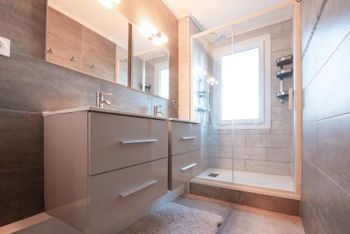 方黛涅Les chambres du Vercors - Parking Free Fibre Netflix的一间带水槽和淋浴的浴室