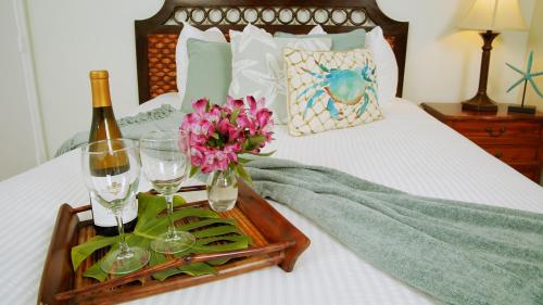 椰树棕榈树旅馆客房内的一张或多张床位