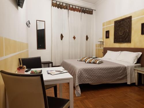 维罗纳Cittadella的酒店客房,配有床、桌子和椅子