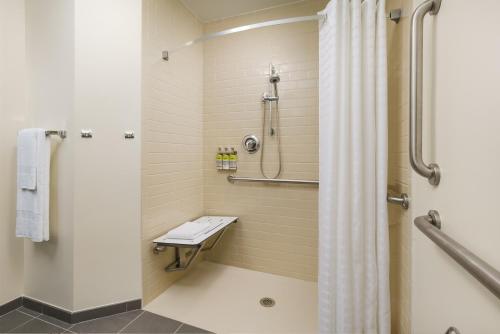 奥兰多Candlewood Suites - Orlando - Lake Buena Vista, an IHG Hotel的带淋浴和浴帘的浴室