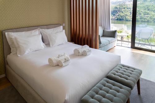 PalaPortovella Lodges & Bungalows的一间卧室配有一张床,上面有两条毛巾