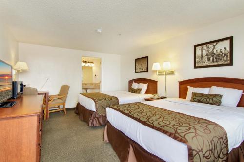 布莱斯峡谷Bryce View Lodge Part of the Ruby's Inn Resort的酒店客房设有两张床和一台平面电视。