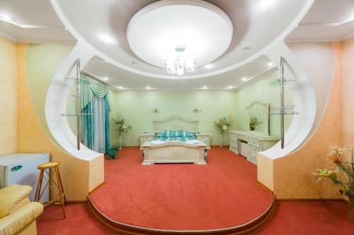 喀山维罗纳名誉酒店的一间卧室配有一张床,铺有红色地毯