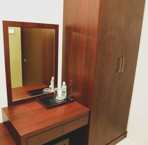 巴生Bayu View Hotel Klang的浴室设有木制梳妆台和镜子