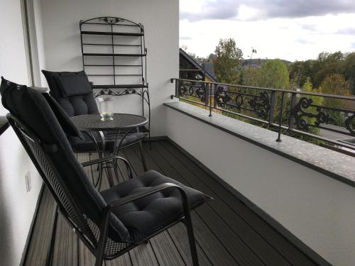 奥登塔尔Großzügiges Appartement -ruhig und doch zentral的阳台配有两把椅子和一张桌子