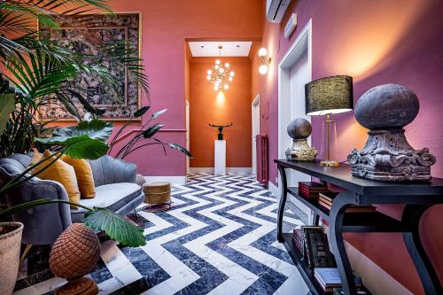佛罗伦萨Hotel Ungherese Small Luxury Hotel的带沙发和一些植物的客厅