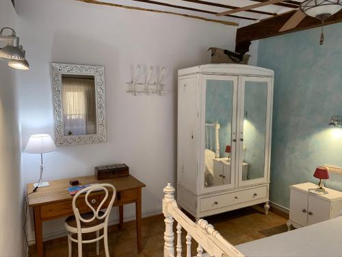 莫拉塔利亚Casa rural Cora de Tudmir的一间设有白色橱柜和一张书桌的客房