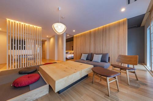 热海ISHINOYA Atami的客厅配有桌子和沙发