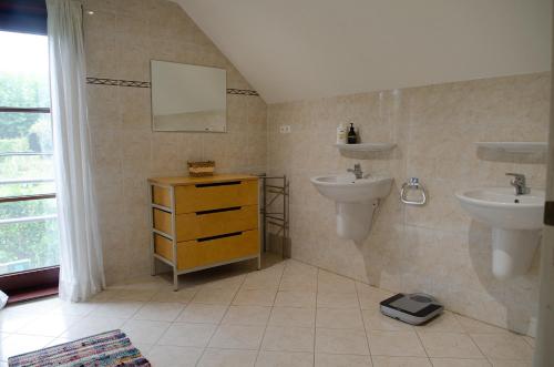 富伦Vakantiehuis - Rue du Château Deux的浴室设有水槽、两个水槽和镜子