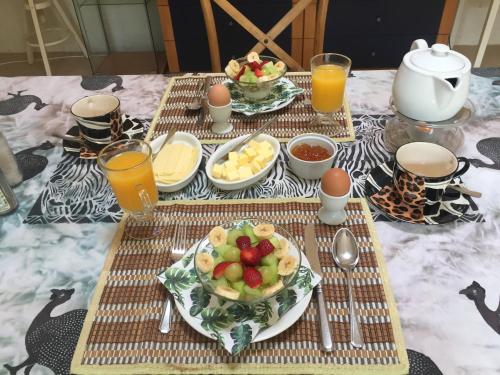 绍斯布鲁姆Tropical Paradise的一张桌子,上面放着一盘食物和一碗水果