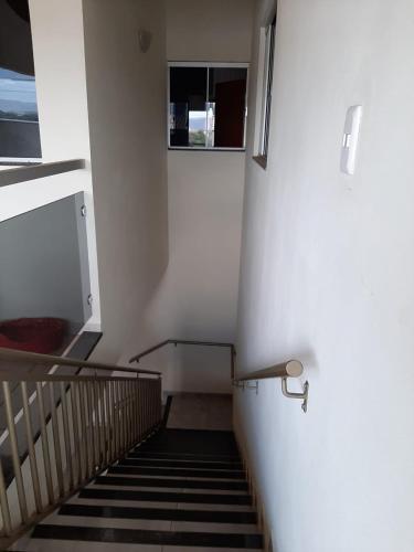 皮雷诺波利斯Casamatta Hostel - Unidade Aventura的带有栏杆和楼梯的楼梯间
