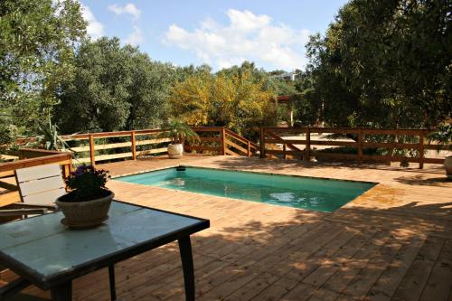 莱乌卡Villa Serena Maria的庭院中带桌子的游泳池
