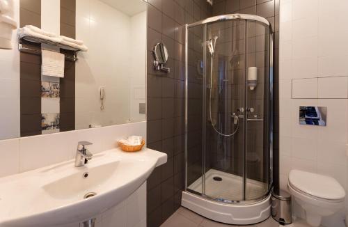 布良斯克大都市酒店的带淋浴、盥洗盆和卫生间的浴室