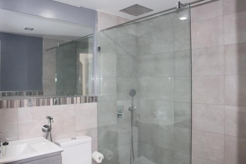 圣巴托洛梅Farilaga Apartments的带淋浴、卫生间和盥洗盆的浴室