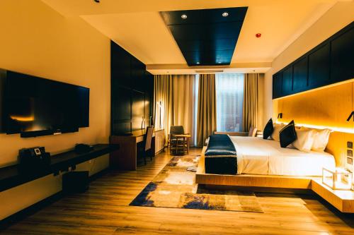 达累斯萨拉姆Blackwood Boutique Hotel and Apartments的酒店客房,配有床和电视