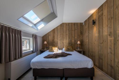 尼乌波特Maison Jean的一间卧室配有一张床和天窗