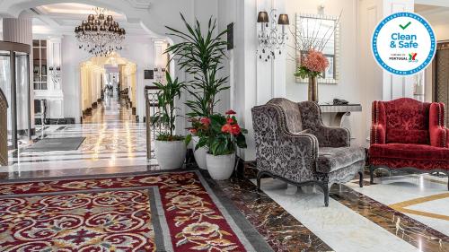 波尔图洲际波尔图酒店 - 卡多佐宫的大堂设有两把椅子和吊灯