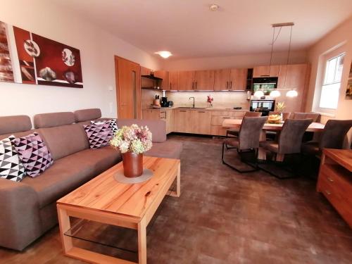 卡普伦Komfort Appartements serviced by Auhof的客厅配有沙发和桌子