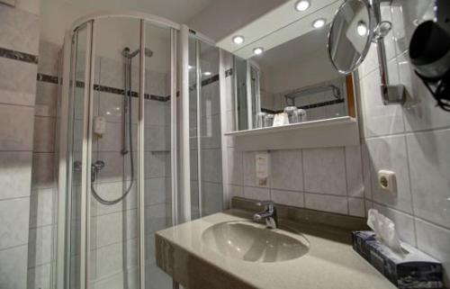 索尔陶索尔陶尔海德花园酒店的一间带水槽和淋浴的浴室