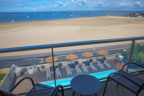 阿卡雄阿赫苏美酒店的从度假村的阳台上可欣赏到海滩景色
