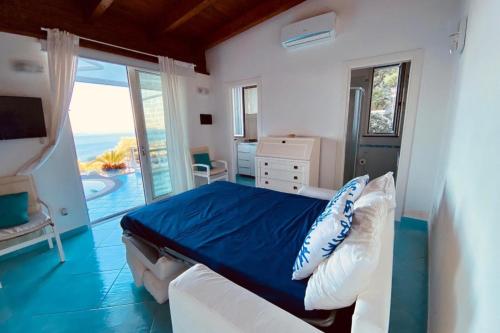 伊斯基亚Dependance Castiglione with pool and view的一间卧室配有一张床,享有海景