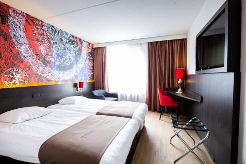 马斯特里赫特马斯特里赫特中心巴斯蒂欧酒店的配有一张床和一台平面电视的酒店客房