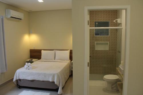 帕拉蒂In Hospedagem的一间卧室配有一张床,浴室设有卫生间