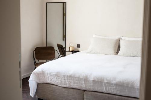 布鲁日B'Guest Sleep & Retreat的卧室配有白色的床和椅子