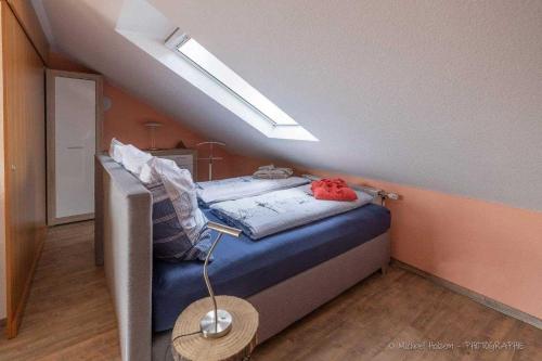 Otzens kleine Dachkammer客房内的一张或多张床位