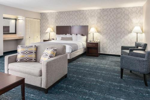 基恩基恩贝斯特韦斯特PLUS酒店的酒店客房配有床、沙发和椅子
