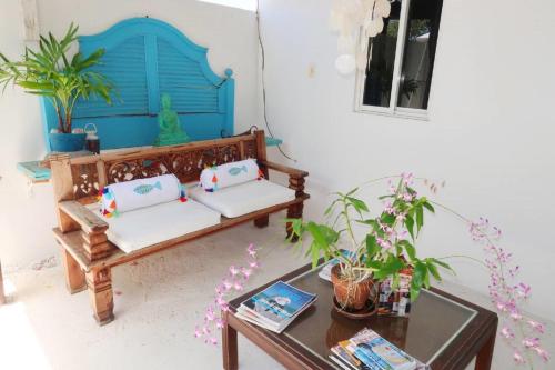 SavanetaApartment Brazil Beach Front Paradise的客厅配有长凳和桌子