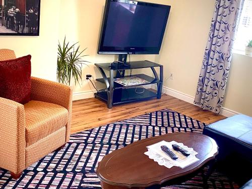 尼亚加拉瀑布Elgin Suite的客厅配有电视和茶几
