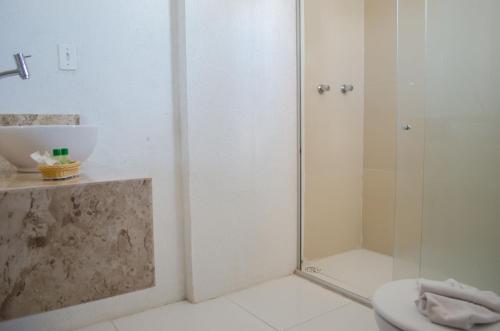 马塞约Aram Ouro Branco Hotel的带淋浴、卫生间和盥洗盆的浴室