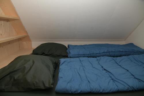EnscherangeBasic vakantiehuisje op val d'Or的一张带两个枕头的床,位于房间里