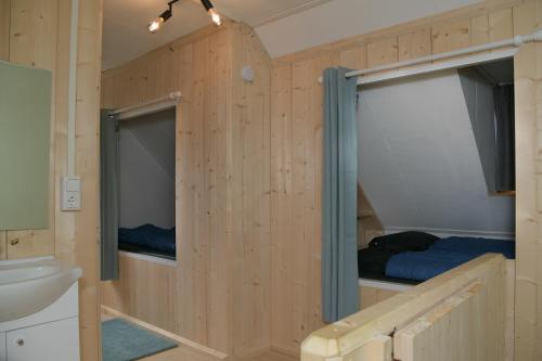 EnscherangeBasic vakantiehuisje op val d'Or的小木屋设有水槽和一张床