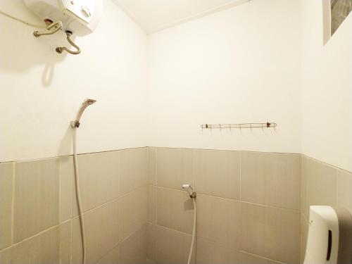 HajimanaWisma Mulia Syariah Bandar Lampung的带淋浴喷头的浴室