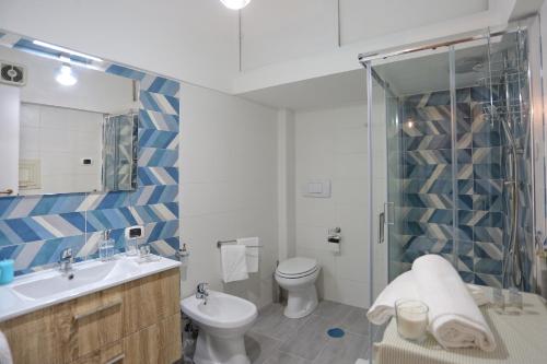 那不勒斯Titti e Nonna的浴室配有卫生间、盥洗盆和淋浴。
