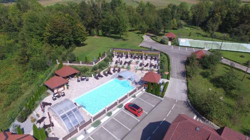 格拉博瓦茨SEDRA Holiday Resort-Adults Only的享有带度假村的游泳池的空中景致