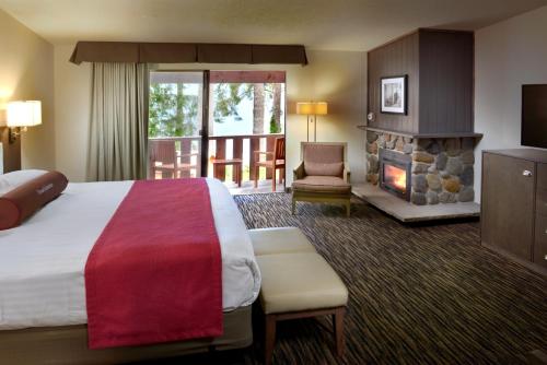 奎诺尔特奎纳尔特湖山林小屋的酒店客房配有一张床和一个壁炉。