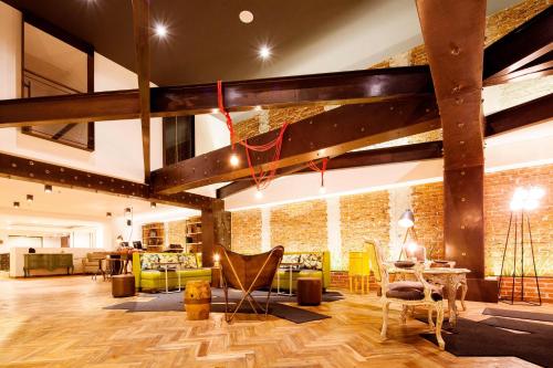 圣何塞Hotel Presidente的客厅铺有木地板,设有砖墙。
