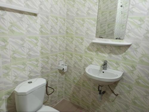 科托努Hotel Saint-Jean的一间带卫生间、水槽和镜子的浴室