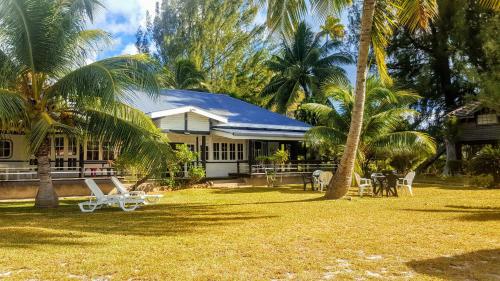 哈皮蒂MOOREA - Villa Tereva Nui的前面有棕榈树的房子