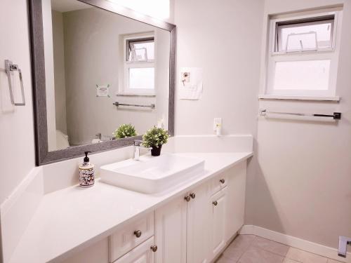 伯纳比Yan lovely little house的浴室设有白色水槽和镜子