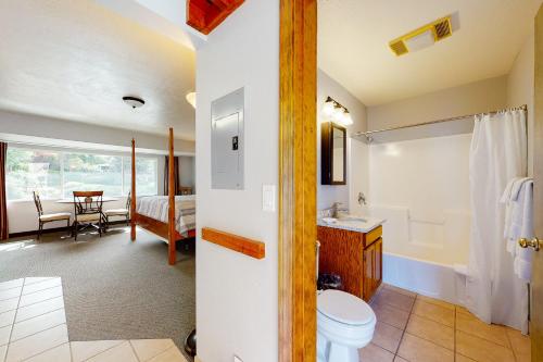 本德Deschutes Riverside Escape的客房内设有带卫生间和盥洗盆的浴室