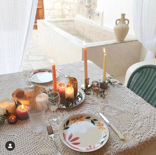 卡西卡斯埃莱尼度假屋的桌子上带蜡烛和盘子的桌子