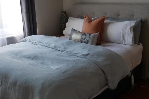 北哈夫洛克Havelock Cottage on St Georges的一间卧室配有一张带枕头的大床