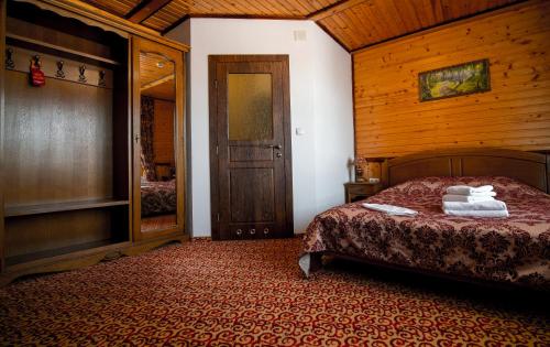 米戈韦Karpatska Vezha的一间卧室配有带毛巾的床