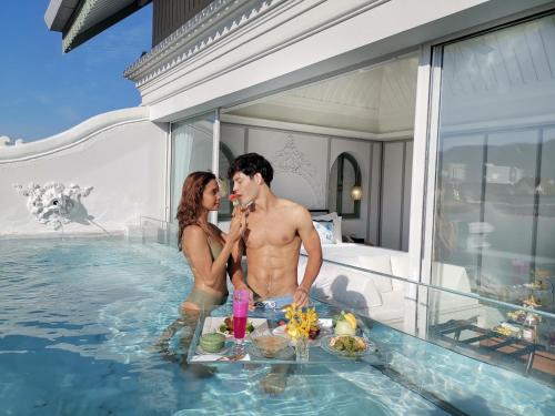 清迈因赛德酒店的站在游泳池中的男女