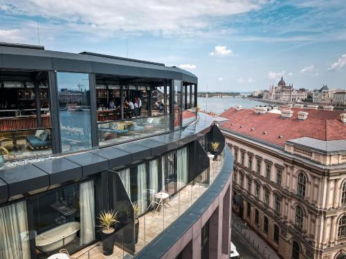布达佩斯Hotel Clark Budapest - Adults Only的享有河景的建筑阳台